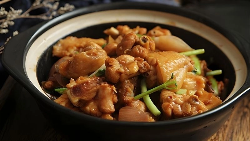 Quy trình chế biến gà kho gừng đậm đà chuẩn vị mẹ nấu