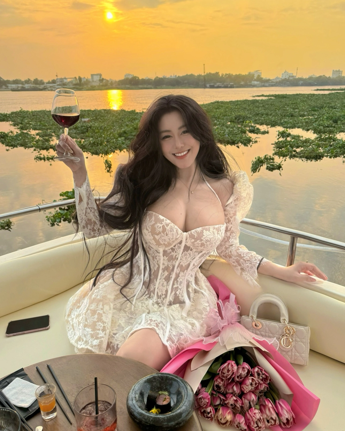 Hình ảnh gái vú bự đầy đặn quyến rũ