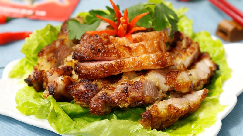 Mẹo sơ chế giúp thịt heo quay thơm nồng nàn